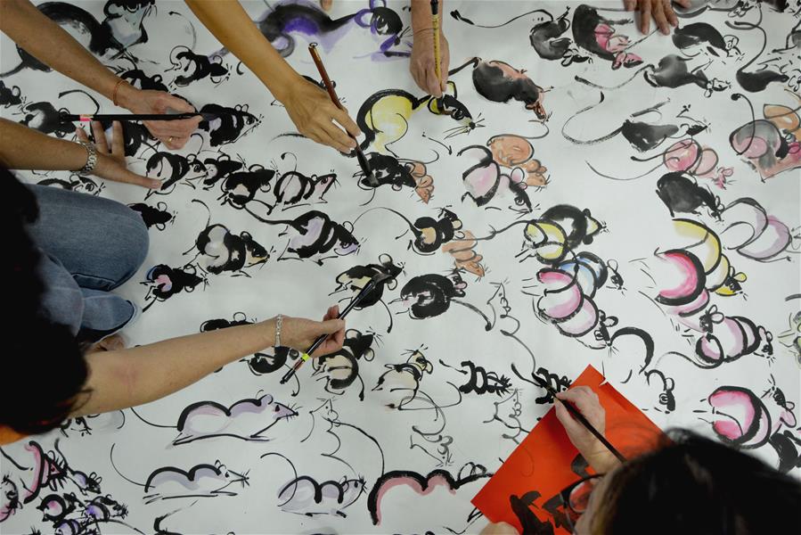 Китайская община города Кланг в Малайзии сегодня организовала специальную акцию, в ходе которой художники рисовали крыс "на счастье" в преддверии года Крысы по китайскому лунному календарю. 
