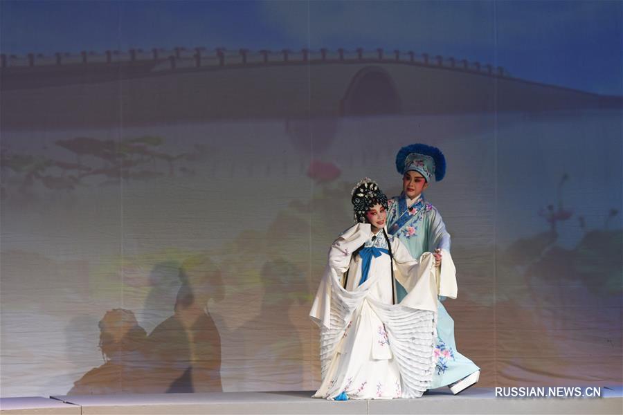 Предновогоднее шоу гуандунской музыкальной драмы в Сингапуре