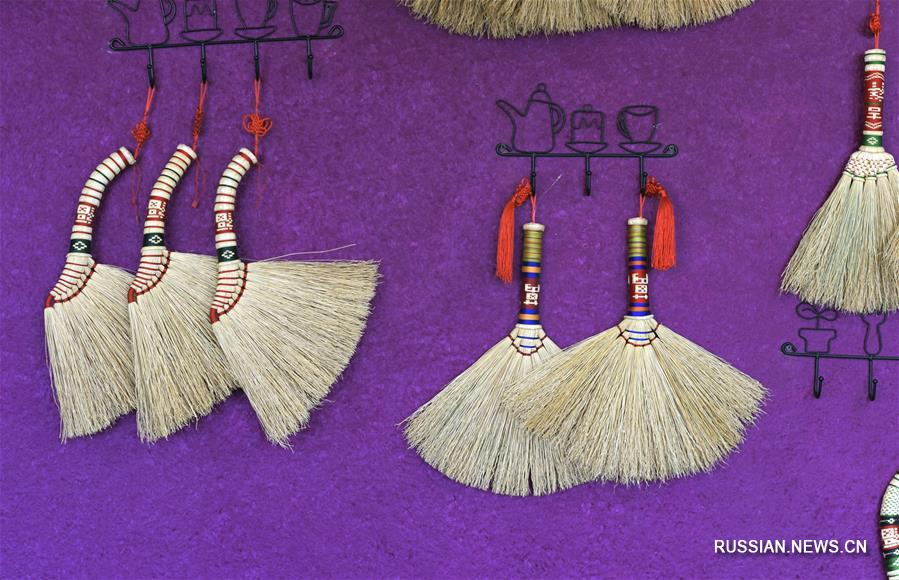 Вязание веников и метелок помогает победить бедность в хошуне Байрин-Цзо