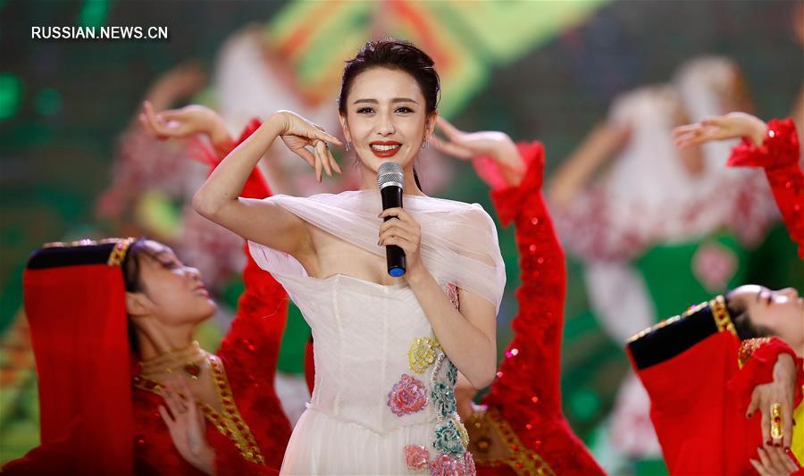 Гала-концерт "Сто цветов встречают весну", организованный Китайской федерацией работников литературы и искусства по случаю Праздника весны /Нового года по китайскому лунному календарю/ 2020 года, состоялся сегодня в Доме народных собраний в Пекине.