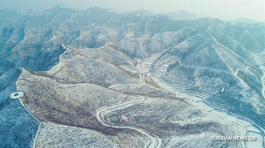 Заснеженные террасные поля в горах Тайханшань 