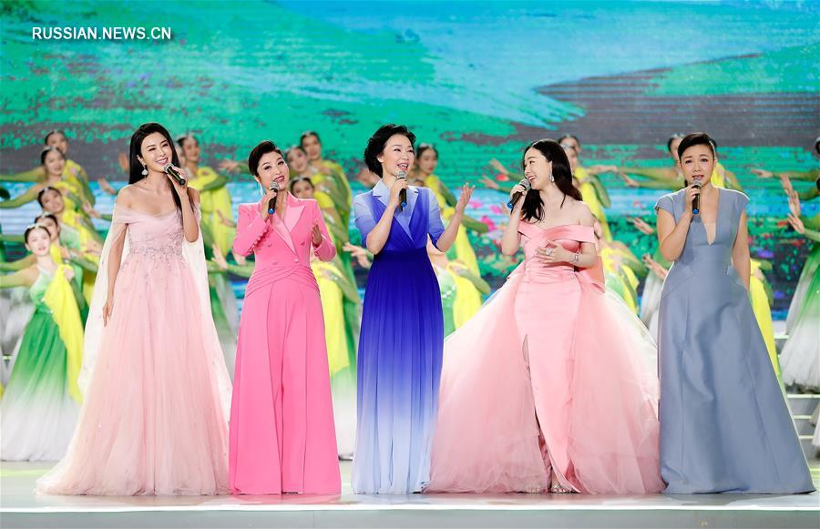 Гала-концерт "Сто цветов встречают весну", организованный Китайской федерацией работников литературы и искусства по случаю Праздника весны /Нового года по китайскому лунному календарю/ 2020 года, состоялся сегодня в Доме народных собраний в Пекине.