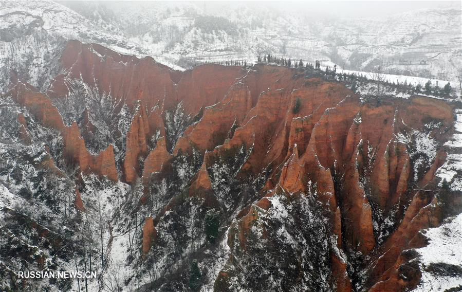 Живописные горы в Саньмэнься после снегопада 