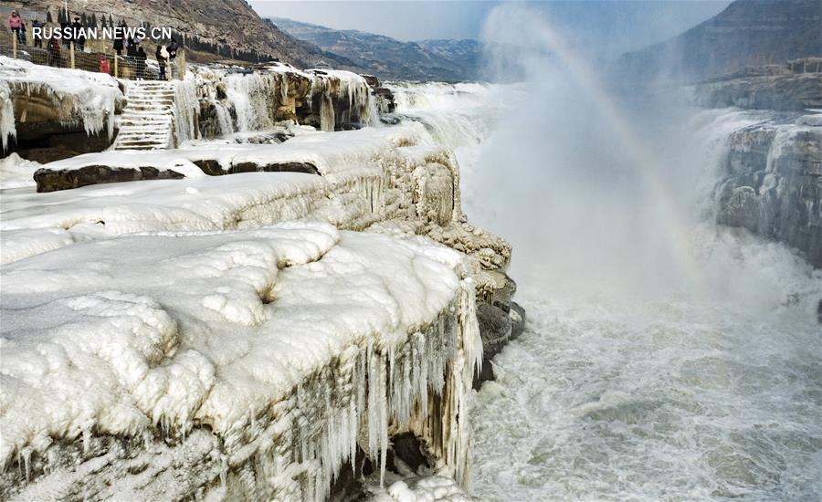 "Ледопады" и ледяные фигуры на водопаде Хукоу