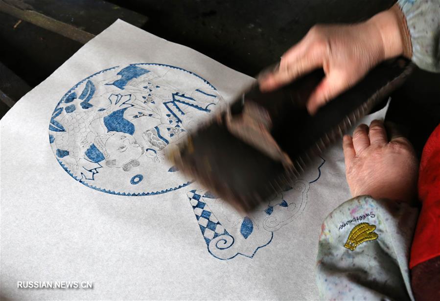 Печать традиционных новогодних картинок в деревне Янцзябу