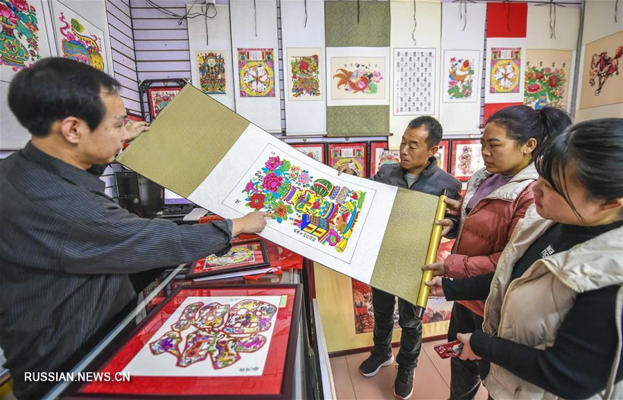 Предпраздничное оживление в мастерских по изготовлению ксилографических новогодних картинок в уезде Уцян