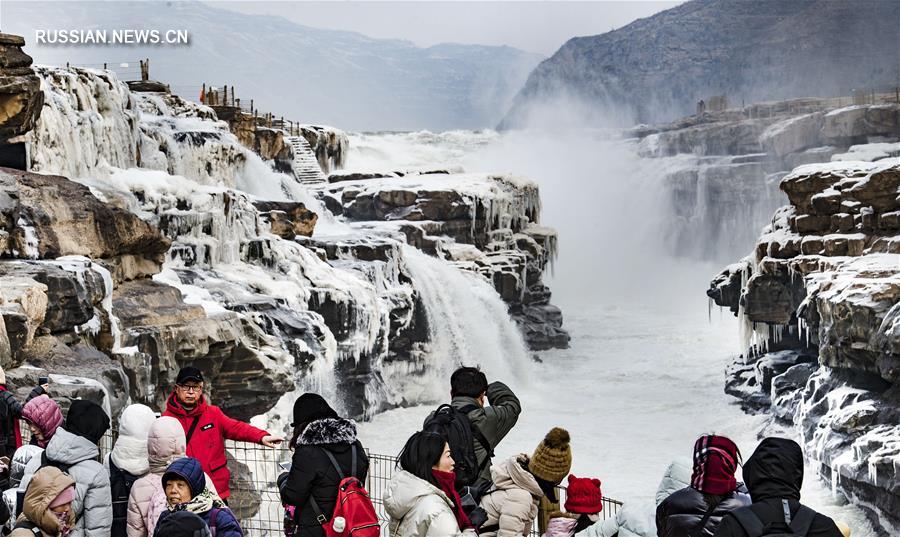 "Ледопады" и ледяные фигуры на водопаде Хукоу