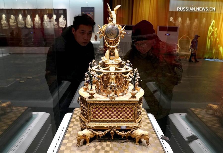 В экспозиции -- более ста реликвий, связанных с жизнью императора Цяньлуна /1711--1799/, из фондов музея "Гугун". 