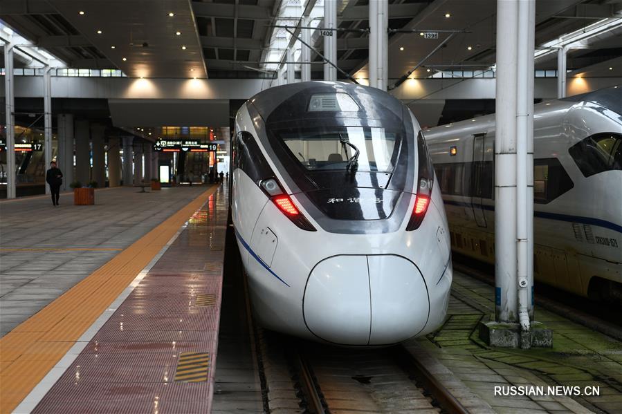  Гуйянская дистанция пути Чэндуского отделения Китайских железных дорог впервые в ходе "Чуньюнь-2020" запустила ночные высокоскоростные поезда для обслуживания увеличившегося пассажиропотока. 