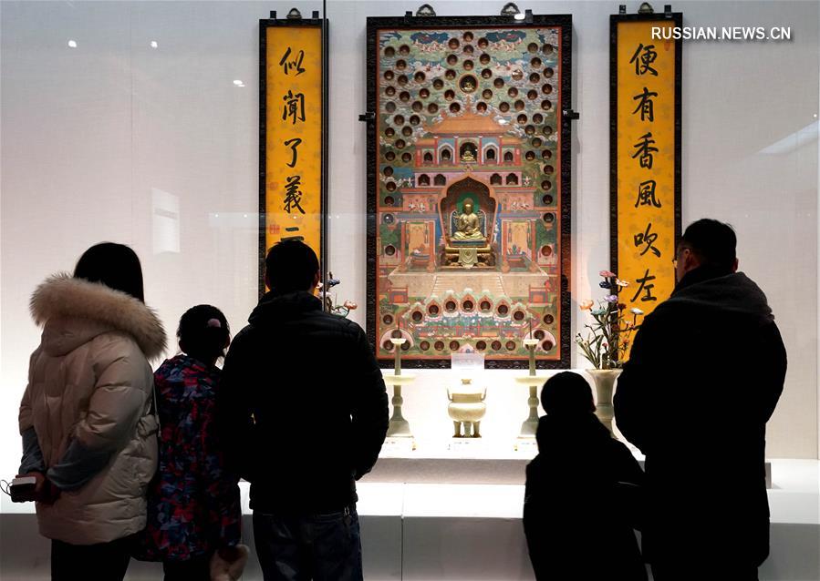 В экспозиции -- более ста реликвий, связанных с жизнью императора Цяньлуна /1711--1799/, из фондов музея "Гугун". 