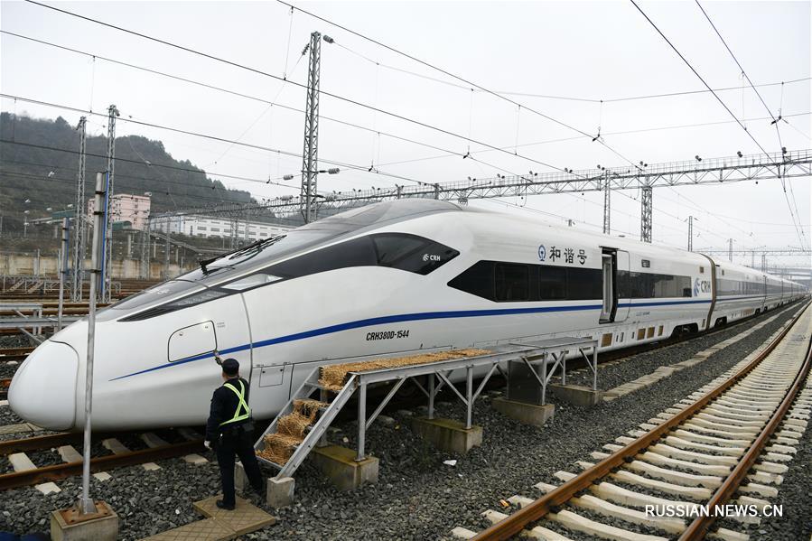  Гуйянская дистанция пути Чэндуского отделения Китайских железных дорог впервые в ходе "Чуньюнь-2020" запустила ночные высокоскоростные поезда для обслуживания увеличившегося пассажиропотока. 