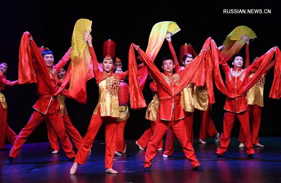 Художественная труппа провинции Ганьсу /Северо-Западный Китай/ накануне вечером дала в Стамбуле представление "Веселый праздник Весны", посвященный приближающемуся Новому году по китайскому лунному календарю.