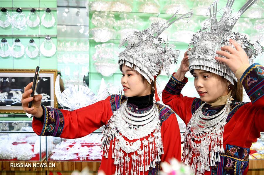 Готовясь к приближающемуся Новому году по лунному календарю, представители народностей шуй, мяо и дун, проживающие в уезде Жунцзян провинции Гуйчжоу /Юго-Западный Китай/, приобретают для себя и своих близких различные украшения.