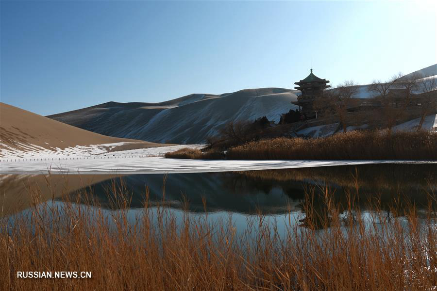 Зимние пейзажи ландшафтного парка Юэяцюань в Дуньхуане 