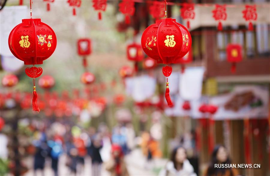 Живописный район Уишань на востоке Китая красочными фонарями и вымпелами встречает туристов в преддверии китайского Нового года