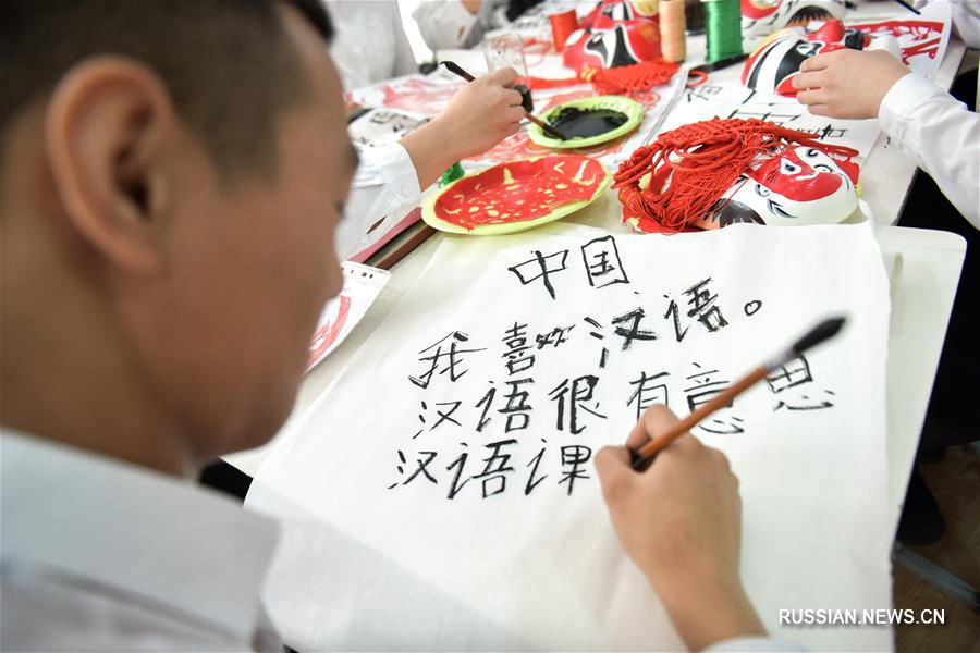 Празднование Нового года по китайскому лунному календарю в одной из школ Бишкека 