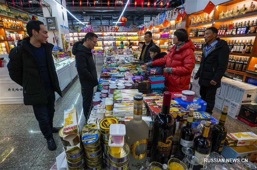 Предпраздничное оживление на рынке приграничной торговли в Тачэне 