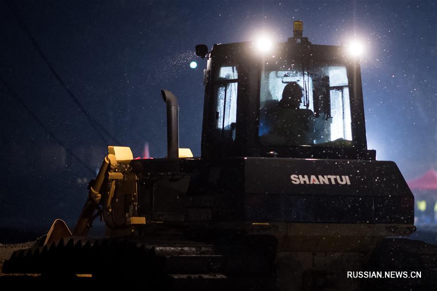 Строительство новой больницы для борьбы со вспышкой коронавируса в Ухане не останавливается даже в новогодний вечер