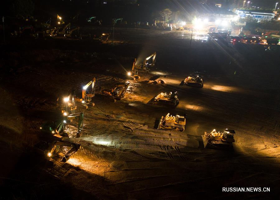 Строительство новой больницы для борьбы со вспышкой коронавируса в Ухане не останавливается даже в новогодний вечер