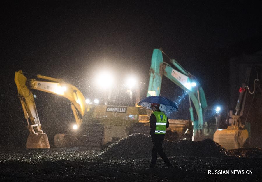 Строительство новой больницы для борьбы со вспышкой коронавируса в Ухане не останавливается даже в новогодний вечер