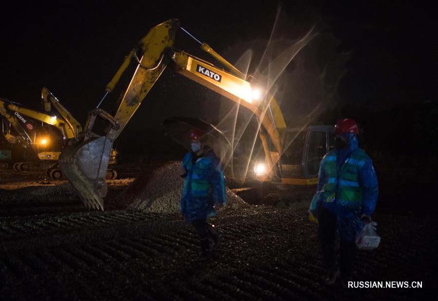 Строительство новой больницы для борьбы со вспышкой коронавируса в Ухане не останавливается даже в новогодний вечер