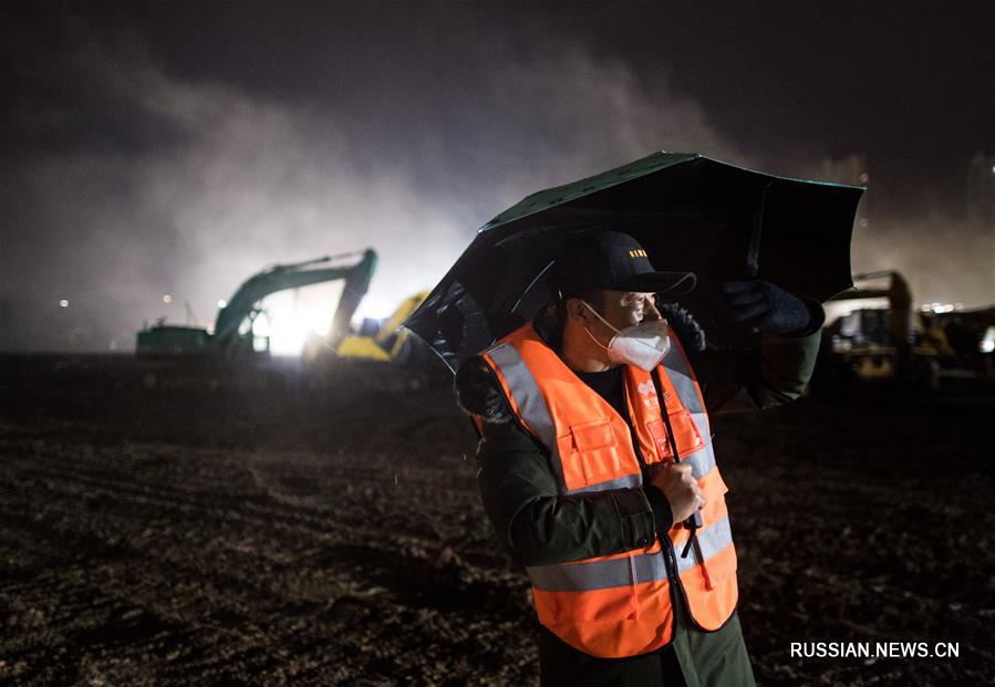 Строительство новой больницы для борьбы со вспышкой коронавируса в Ухане не останавливается даже в новогодний вечер