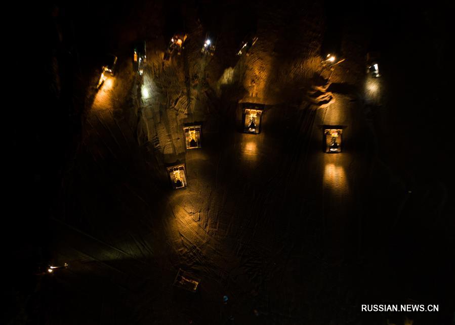 Строительство новой больницы для борьбы со вспышкой коронавируса в Ухане не останавливается даже в новогодний вечер