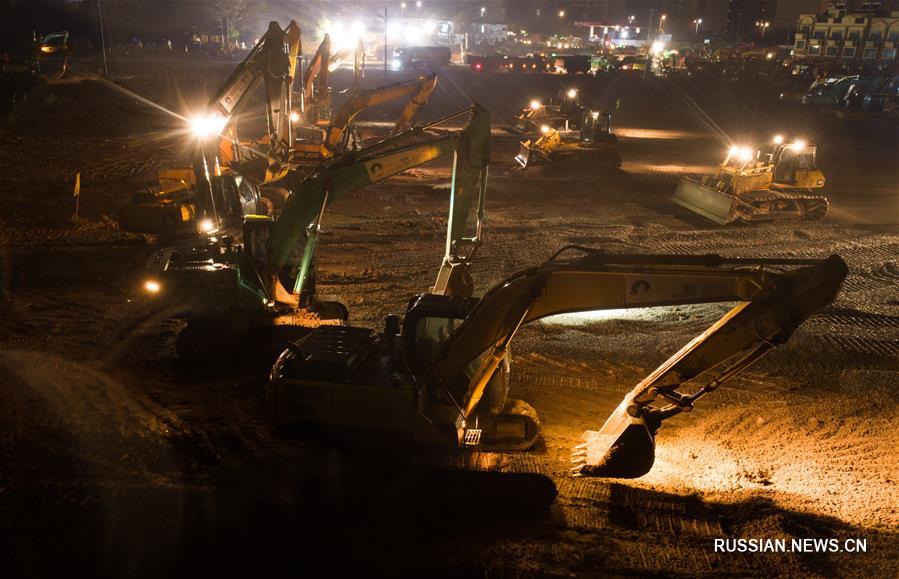 Строительство новой больницы для борьбы со вспышкой коронавируса в Ухане не останавливается даже в новогодний вечер