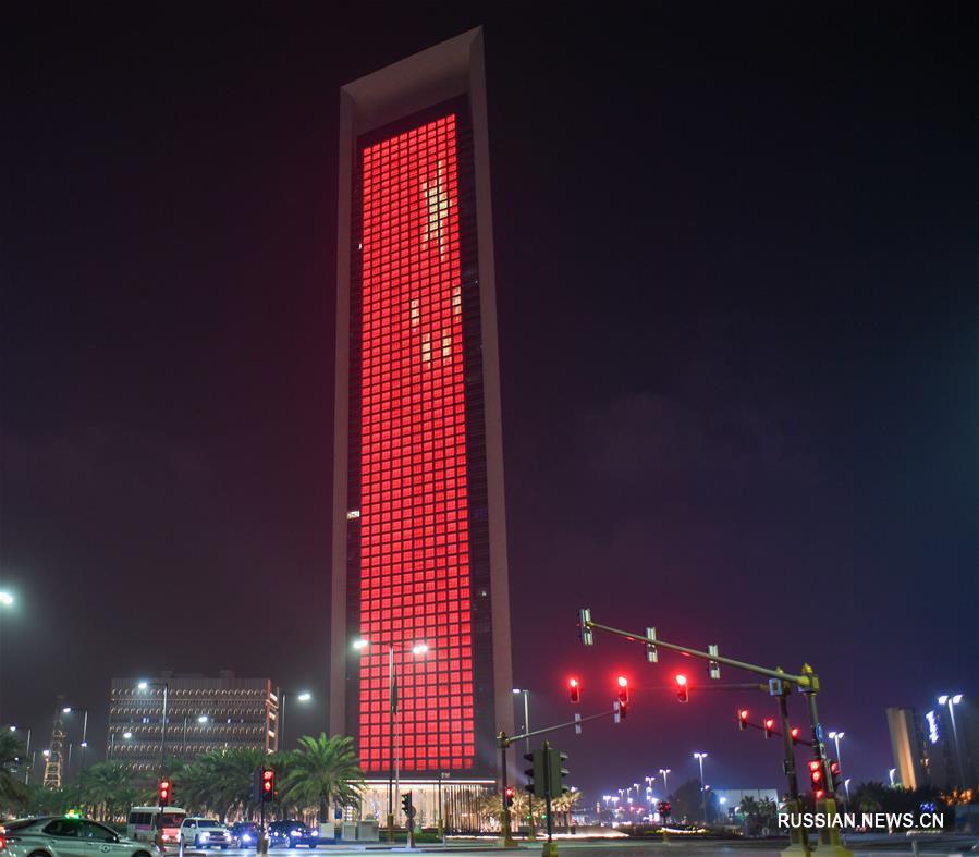 Световые рисунки и надписи в ОАЭ в знак поддержки борющемуся с эпидемией Китаю