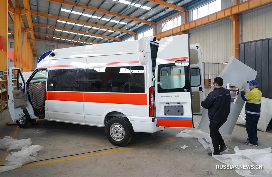 Борьба со вспышкой коронавирусной инфекции -- В Сиане ускорили выпуск специализированных машин скорой помощи