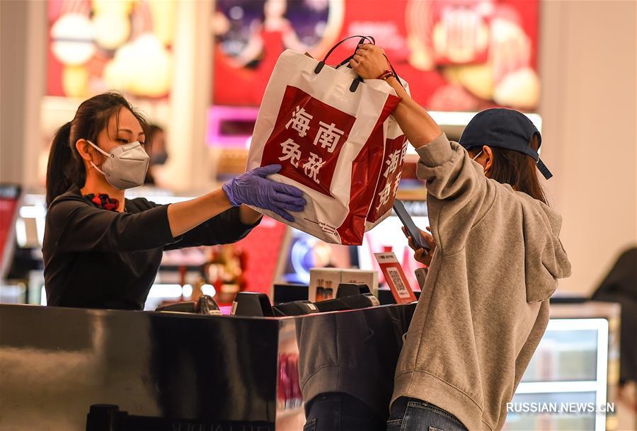Магазины беспошлинной торговли в городе Хайкоу, административном центре курортной провинции Хайнань на юге Китая, в четверг вновь открылись для покупателей.