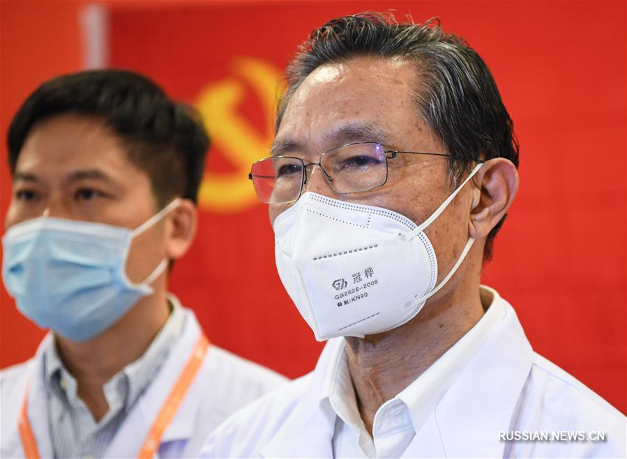 Борьба со вспышкой коронавирусной инфекции -- Чжун Наньшань принял присягу у вступивших в КПК врачей из Уханя 
