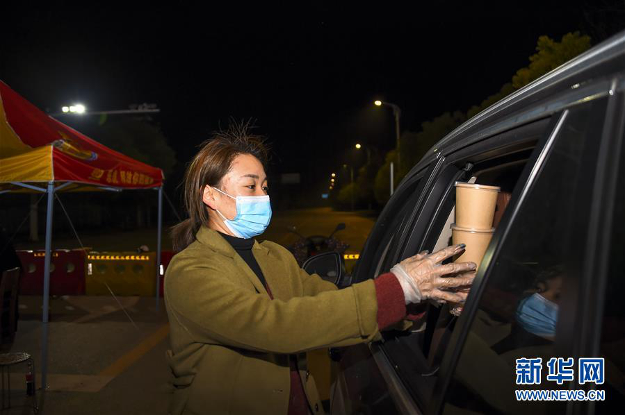Борьба с эпидемией: жители города Сяогань провинции Хубэй предоставляют бесплатную еду нуждающимся