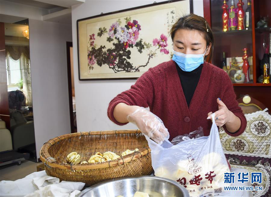 Борьба с эпидемией: жители города Сяогань провинции Хубэй предоставляют бесплатную еду нуждающимся