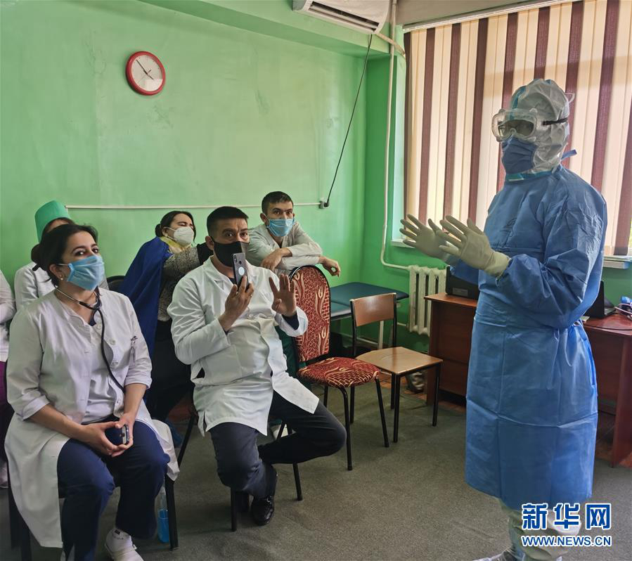 Группа китайских медиков помогает бороться с эпидемией COVID-19 в Узбекистане
