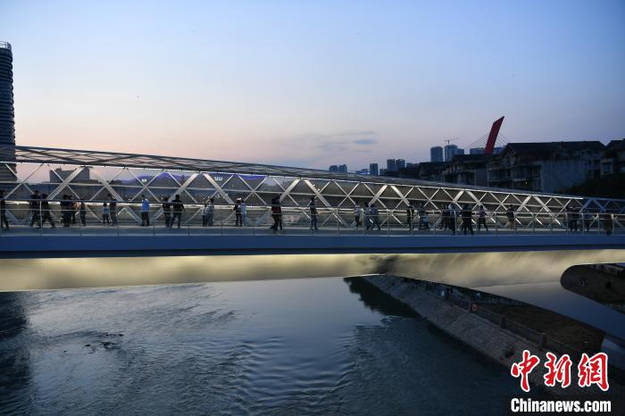 Новый мост в Чэнду стал популярным местом среди пользователей Интернета