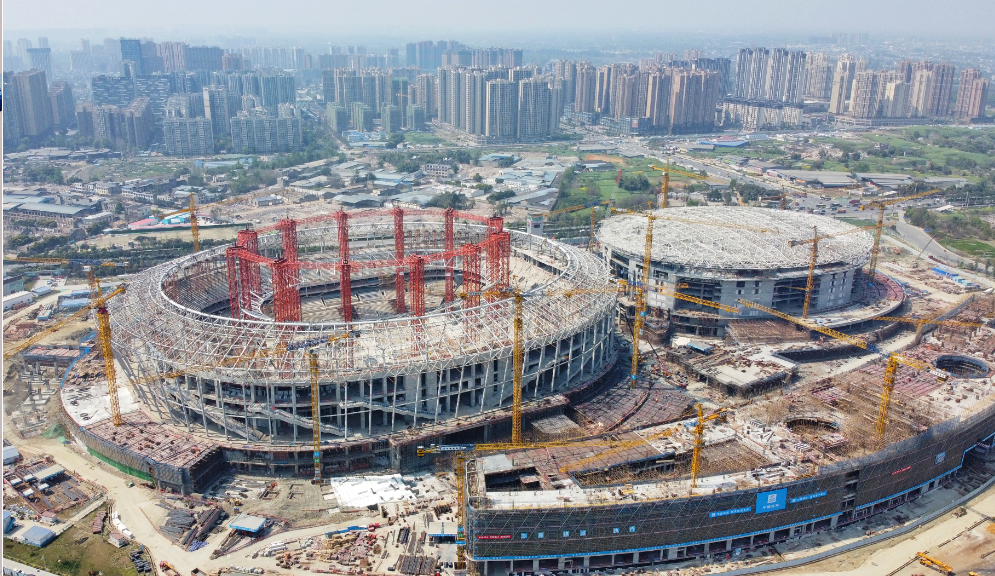Аэроснимок подведенной под крышу первой в Китае открытой тросовой купольной конструкции проекта спортивного парка Фэнхуаншань.