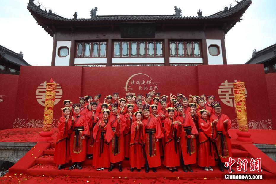 Нанкин: коллективная свадьба для новобрачных в период эпидемии