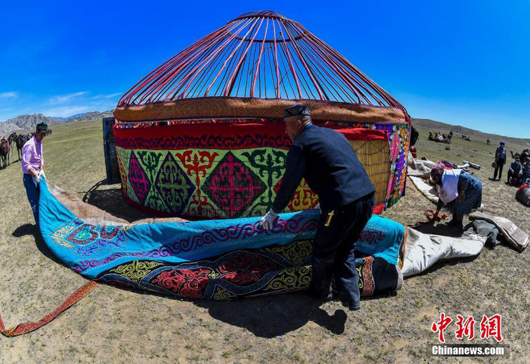 Казахские скотоводы Синьцзяна строят традиционные юрты