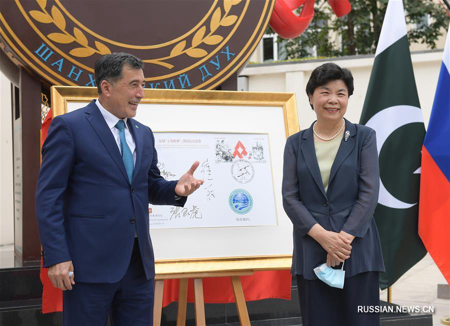Послы стран-членов ШОС в Китае подписали памятные конверты в честь борцов с эпидемией 