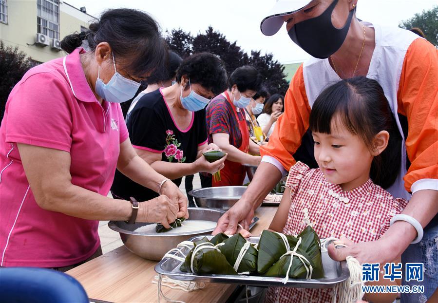 Проявление сердечности между соседями, народные нравы и обычаи и встреча праздника Дуаньу