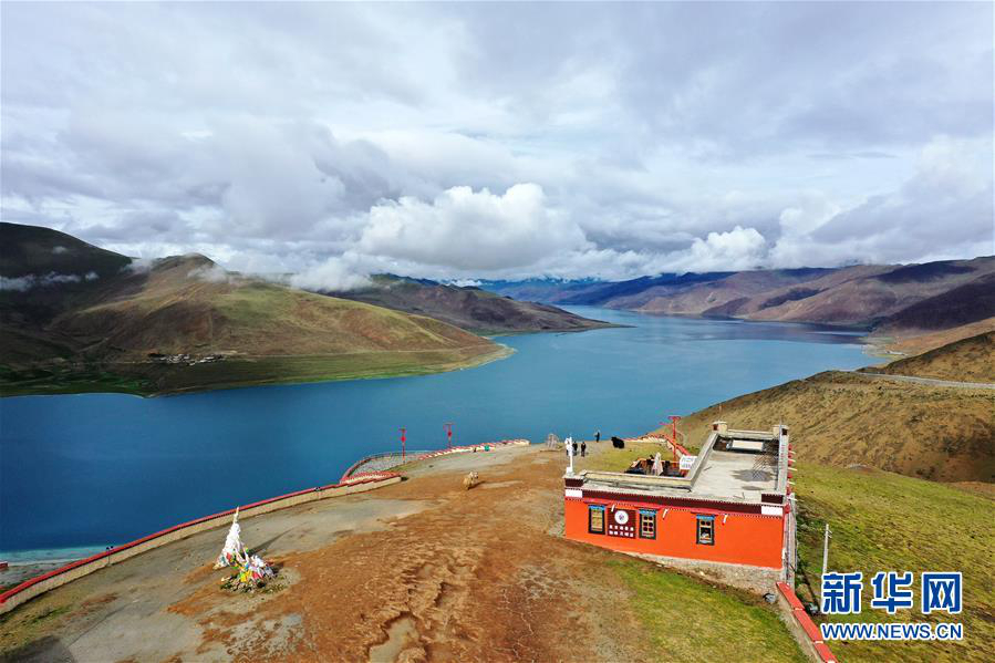 Очаровательное озеро Ямджоюм-Цо в Тибете