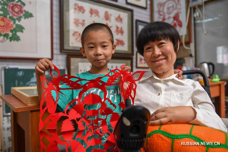 Мастерица художественного вырезания из бумаги из провинции Цзилинь