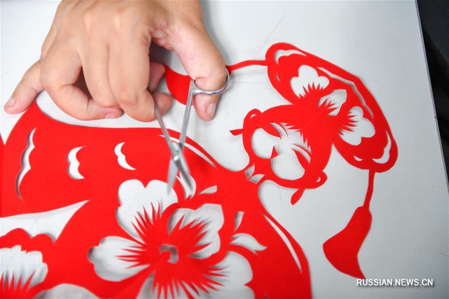 Мастерица художественного вырезания из бумаги из провинции Цзилинь