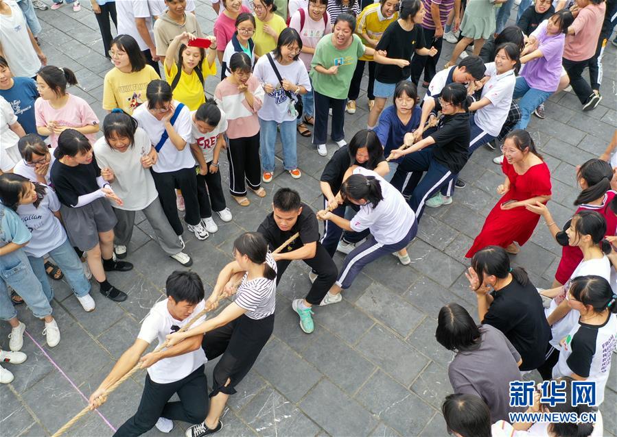 Снятие напряжения перед "гаокао" в одной из школ уезда Даосянь провинции Хунань