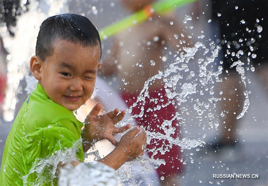 В Пекин пришла 40-градусная жара, в городе объявлен "синий" уровень погодной опасности