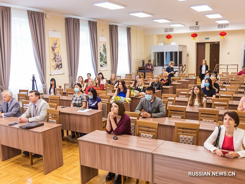 Тринадцать педагогов стали первыми выпускниками курсов китайского языка в БГУ 