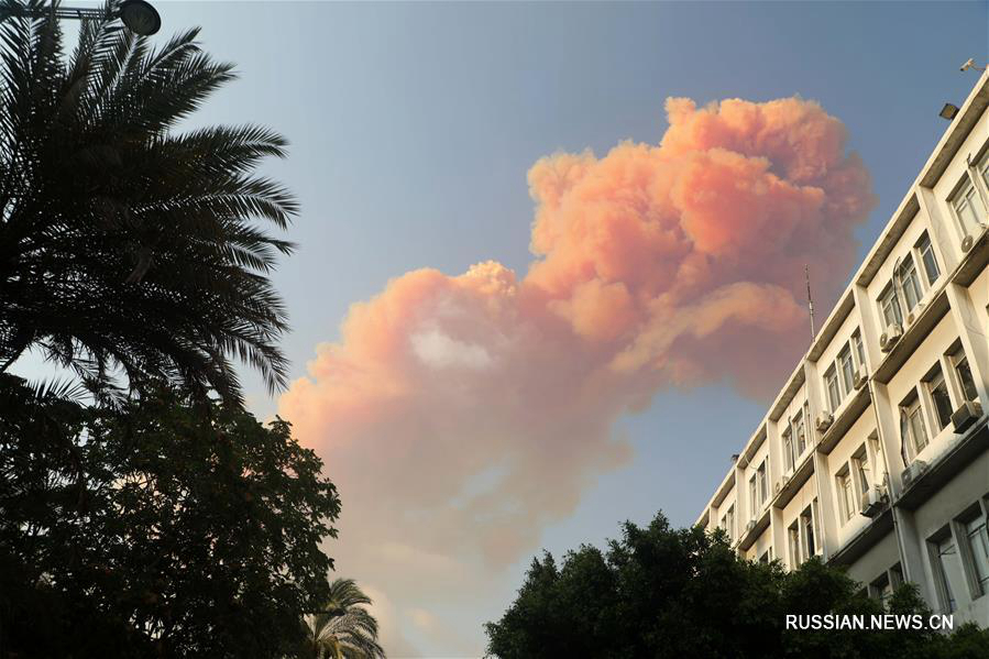 Мощные взрывы прогремели в Бейруте 