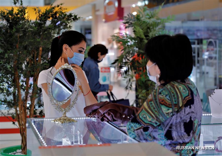Торгово-развлекательные центры заработали в Казахстане после ослабления карантина
