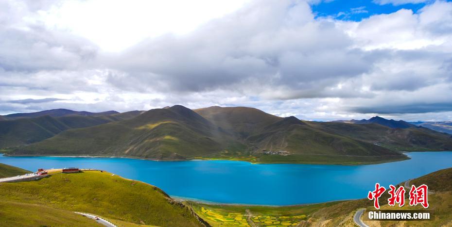 Осенний Тибет приветствует гостей красочными пейзажами  